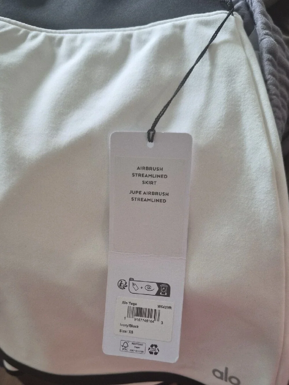 ALO Yoga Airbrush Streamlined Ivory Skirt with Black Trim NWT